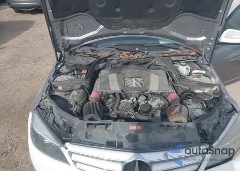 2011 Mercedes-Benz C 300 Luxury 4Matic/Sport 4Matic z USA, uszkodzony, nr VIN WDDGF8BB4BR168805